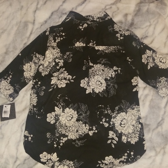 NWT Cute IZ Byer Black & White Pattern Top! - Picture 2 of 3